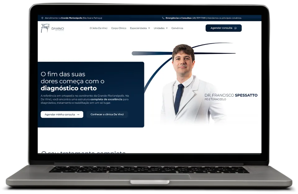 Página inicial do site da/do Davinci Ortopedia exibida em um notebook