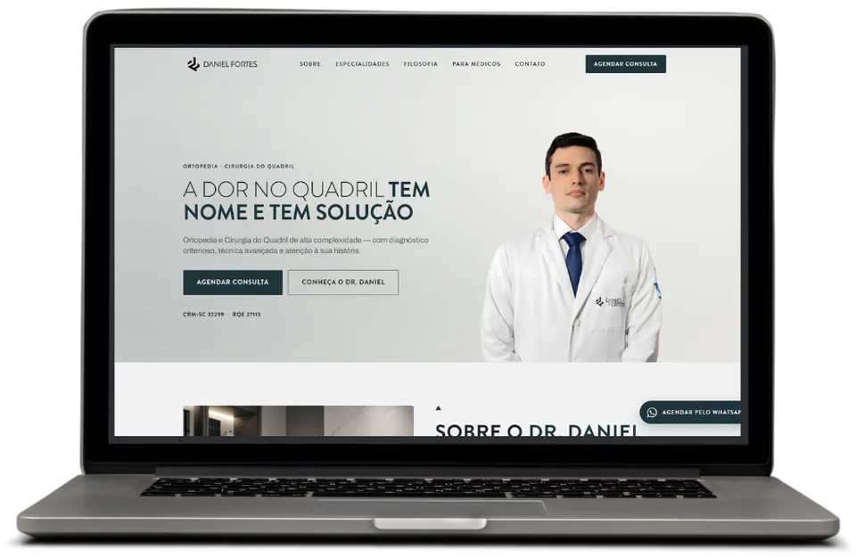 Página inicial do site da/do Dr. Daniel Fortes exibida em um notebook